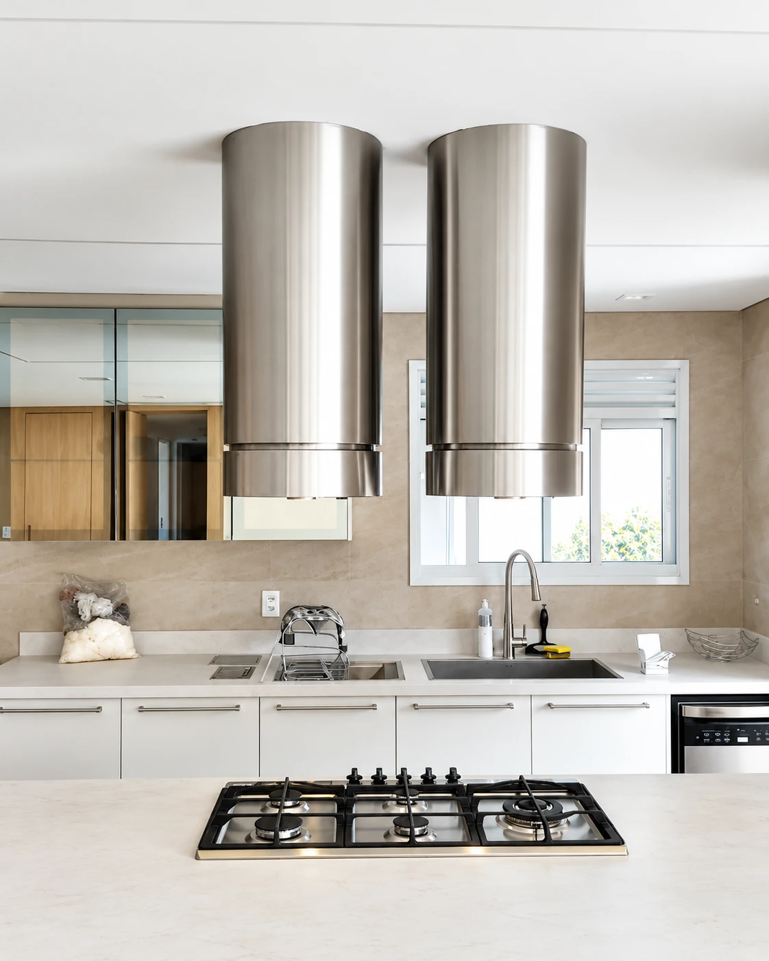 Coifas cilíndricas em cozinha contemporânea