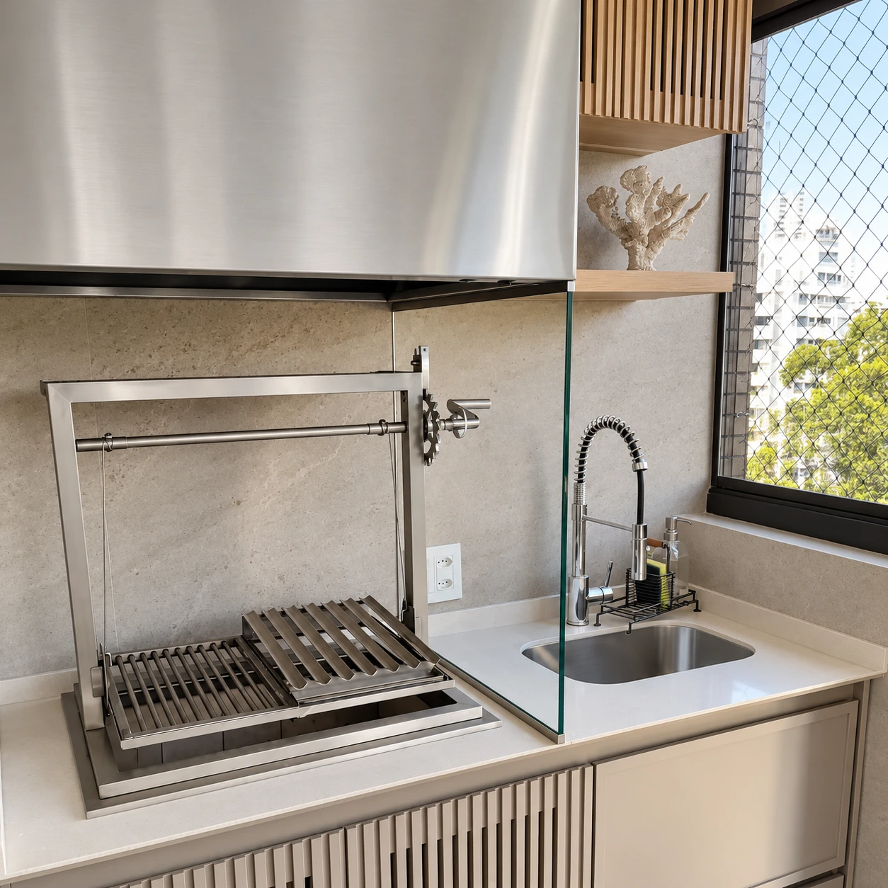 Detalhe de churrasqueira em aço inox com sistema de regulagem