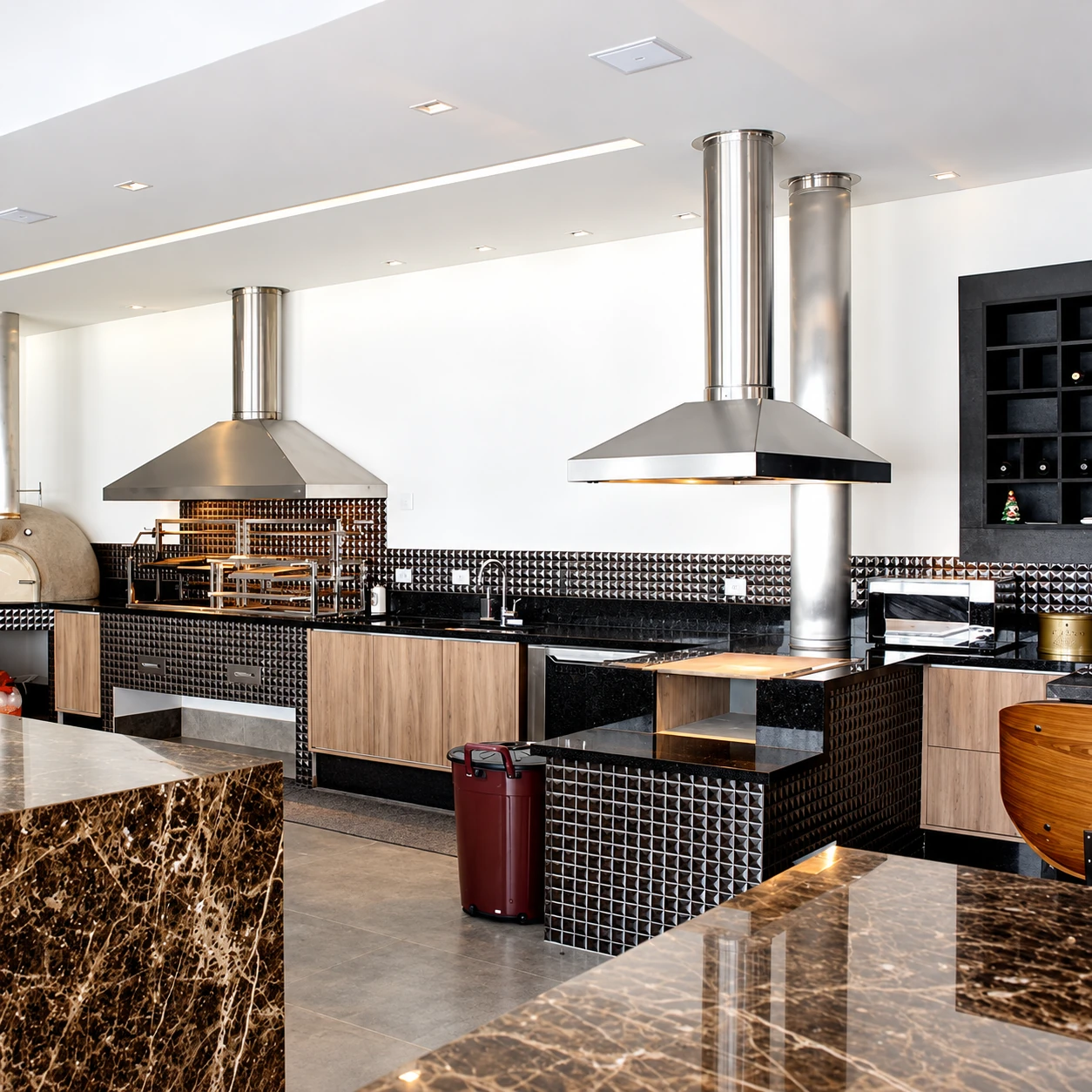 Cozinha contemporânea com coifas e equipamentos em aço inox