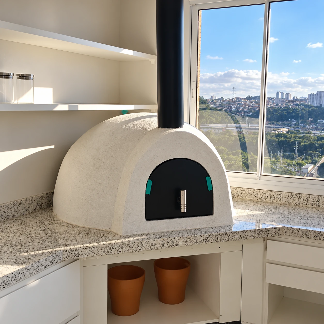 Forno de pizza instalado em cozinha clara com vista para a cidade